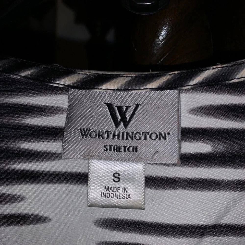 Like New Women’s Shirt Sleeve Satiny Blouse, Sz Small - Picture 4 of 5